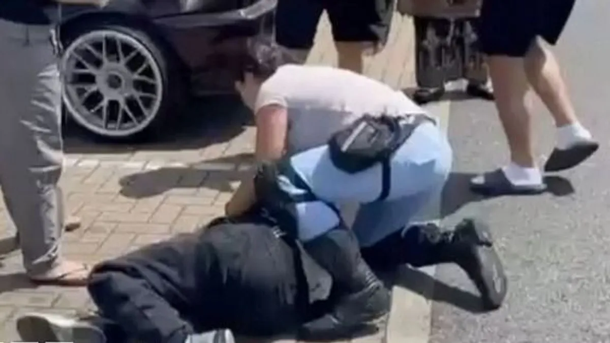 Egy nő motorját el akarták lopni Angliában, de ő megverte a tolvajt - videó