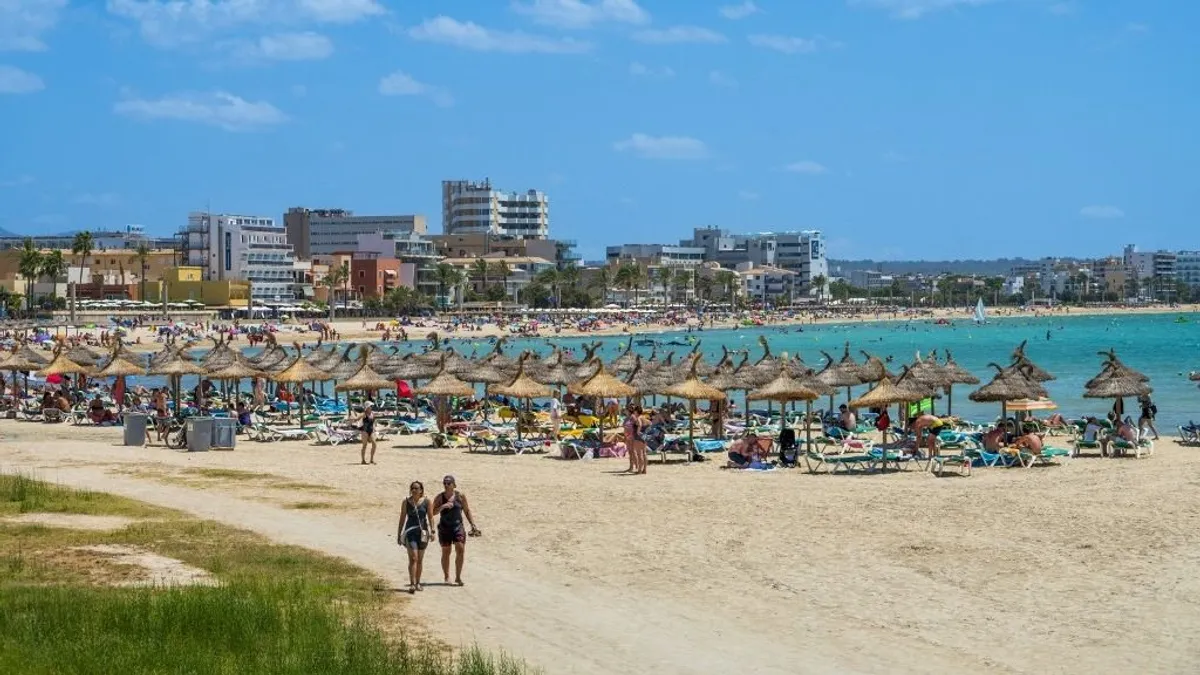 Kizuhant az erkélyről egy kislány Mallorcán, szörnyethalt