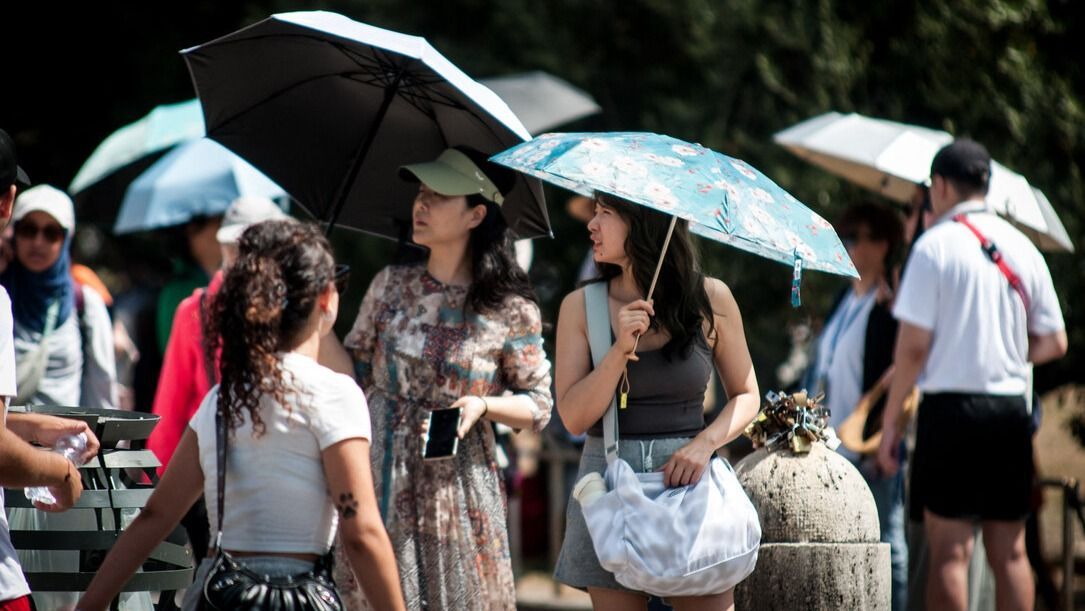 A 2023 nyarán készült felvételek turisták várakoznak a napsütés ellen védő ernyőik alatt, hogy bejussanak a római Colosseumba