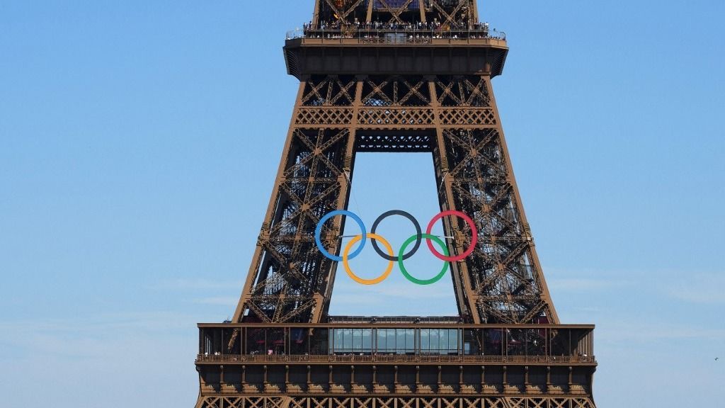 Paris Olympics / 5 rings on Eiffel Tower, párizsi nyári olimpia, olimpia 2024