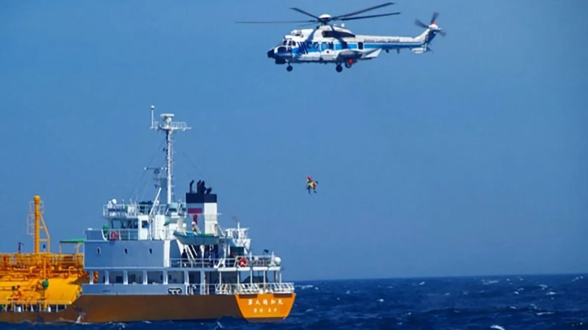 80 kilométerre sodródott a parttól egy úszó Japán mellett