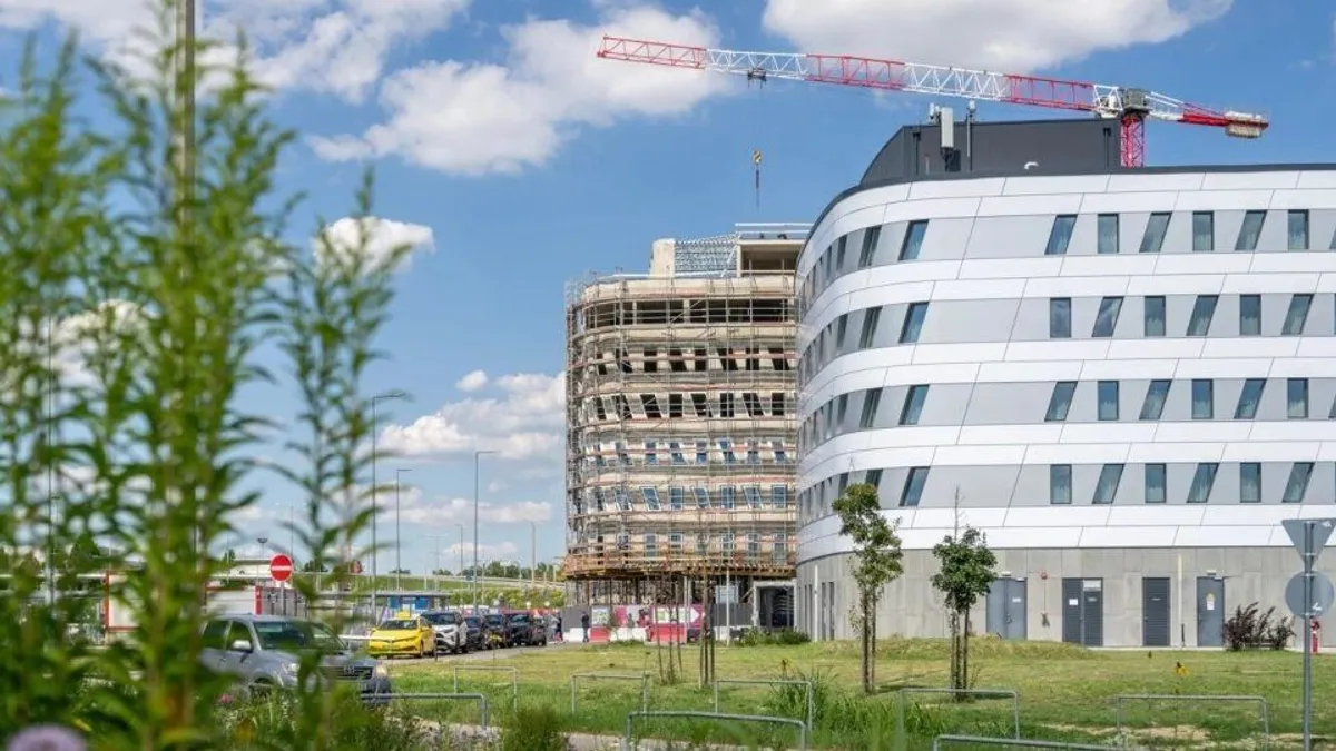 Látványos felvételek a ferihegyi repülőtér új szállodájának építéséről