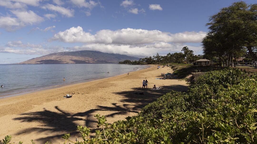 Turisták a hawaii Maui-szigeten fekvő Lahainától mintegy 30 kilométerre fekvő Kihei óceánpartján 2023. augusztus 15-én