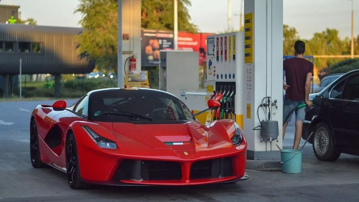 1,5 milliárd forintos Ferrarit láttak egy debreceni benzinkúton - fotó