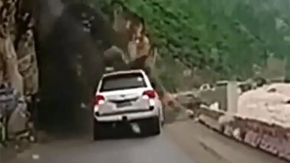 Gyanútlanul autóztak a folyó mellett, aztán megindult a hegyoldal, és nem volt menekvés - videó