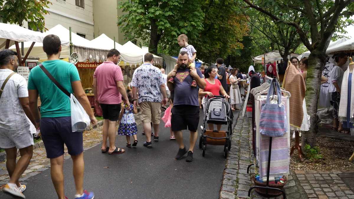 Hihetetlen látvány, hatalmas tömeg a budai várban - videó