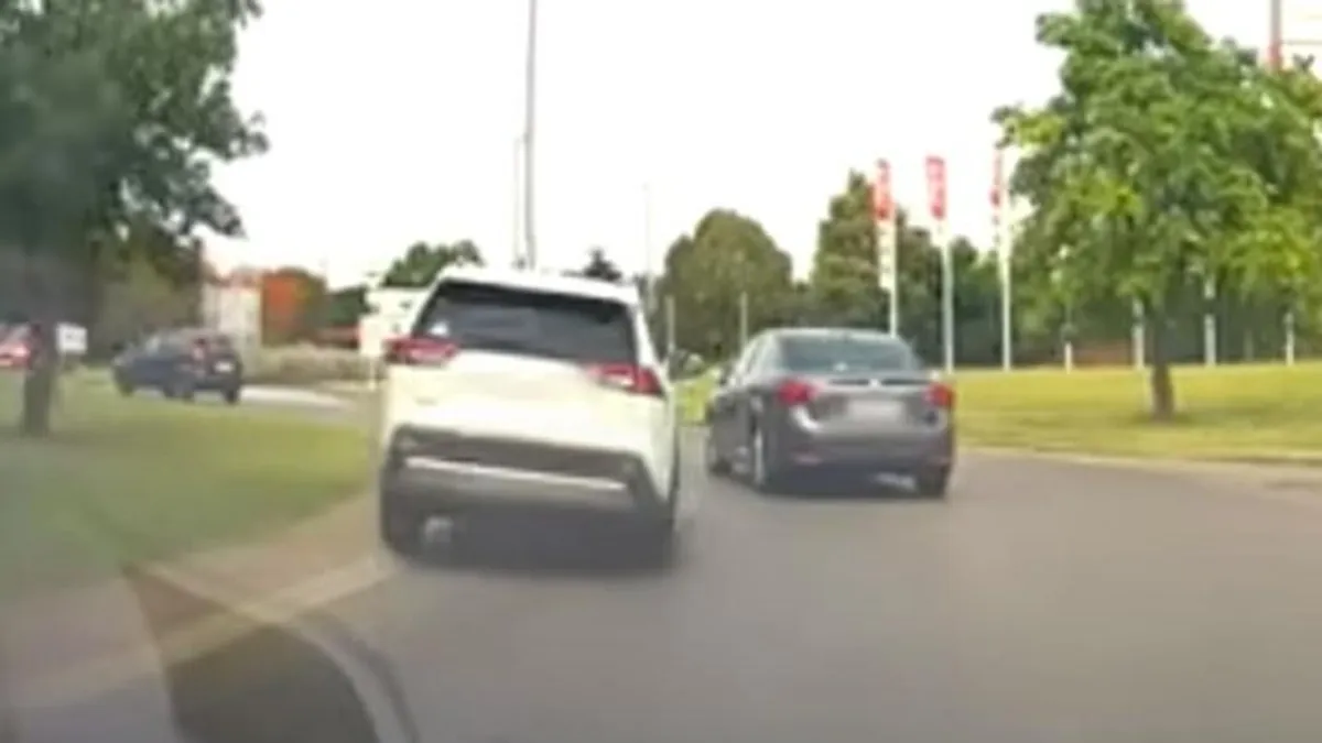 Nagyon sietett vásárolni egy autós Soroksáron, mindenkit kikerült a körforgalomban - videó