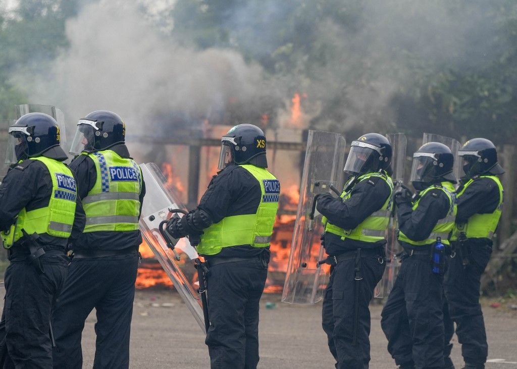 Police clash with far-right protesters in Rotherham