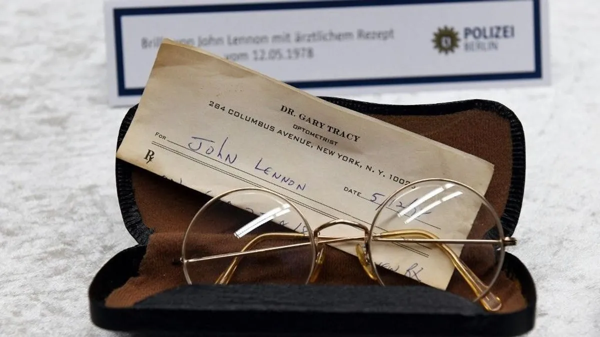 Uri Geller egy vagyont fizetett John Lennon szemüvegéért