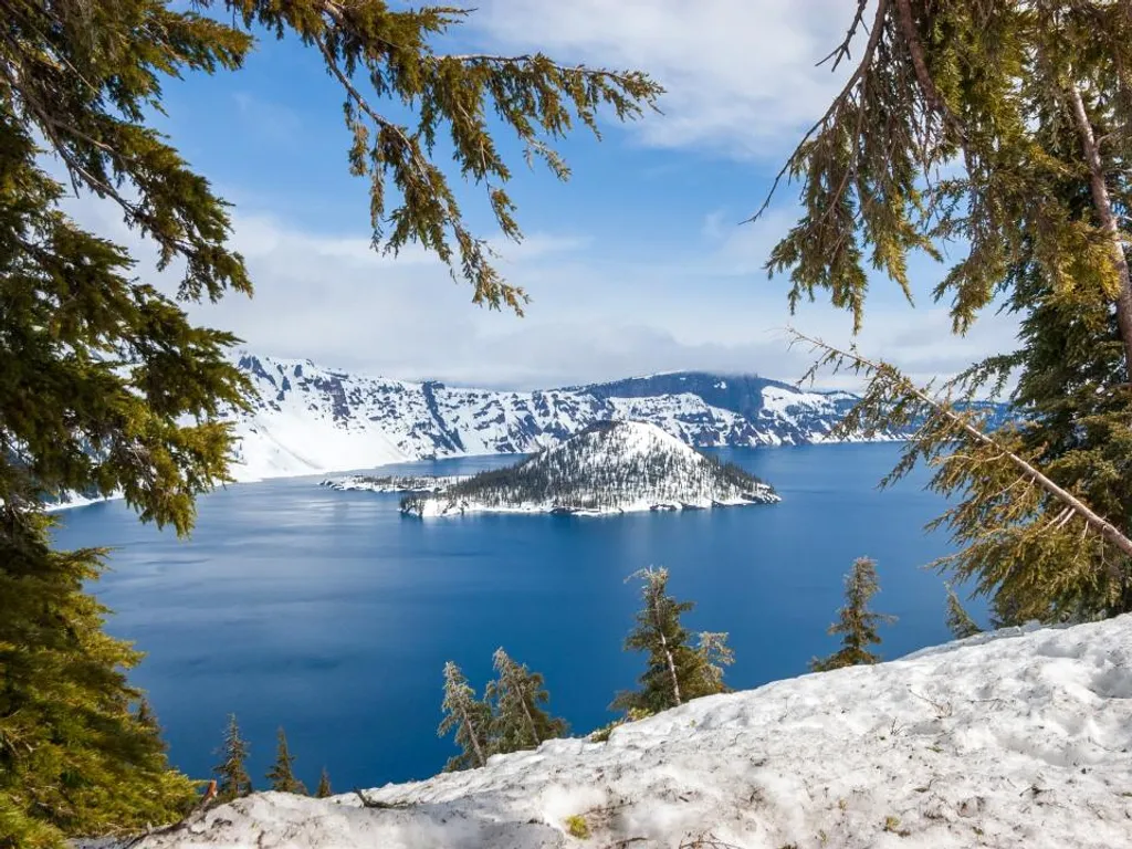 Rim,Overlook,At,Crater,Lake,National,Park,In,Oregon,,Usa