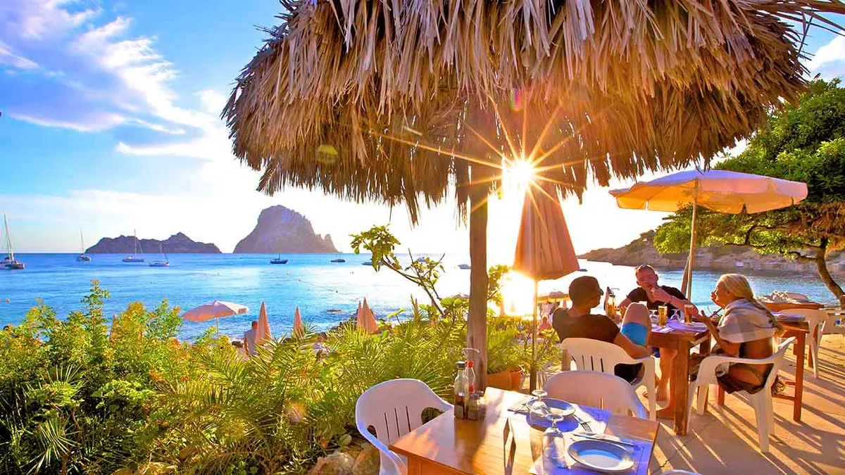 Ibiza nemzetközileg is híres turistacélpont, főleg csodás strandjai és pezsgő éjszakai élete miatt