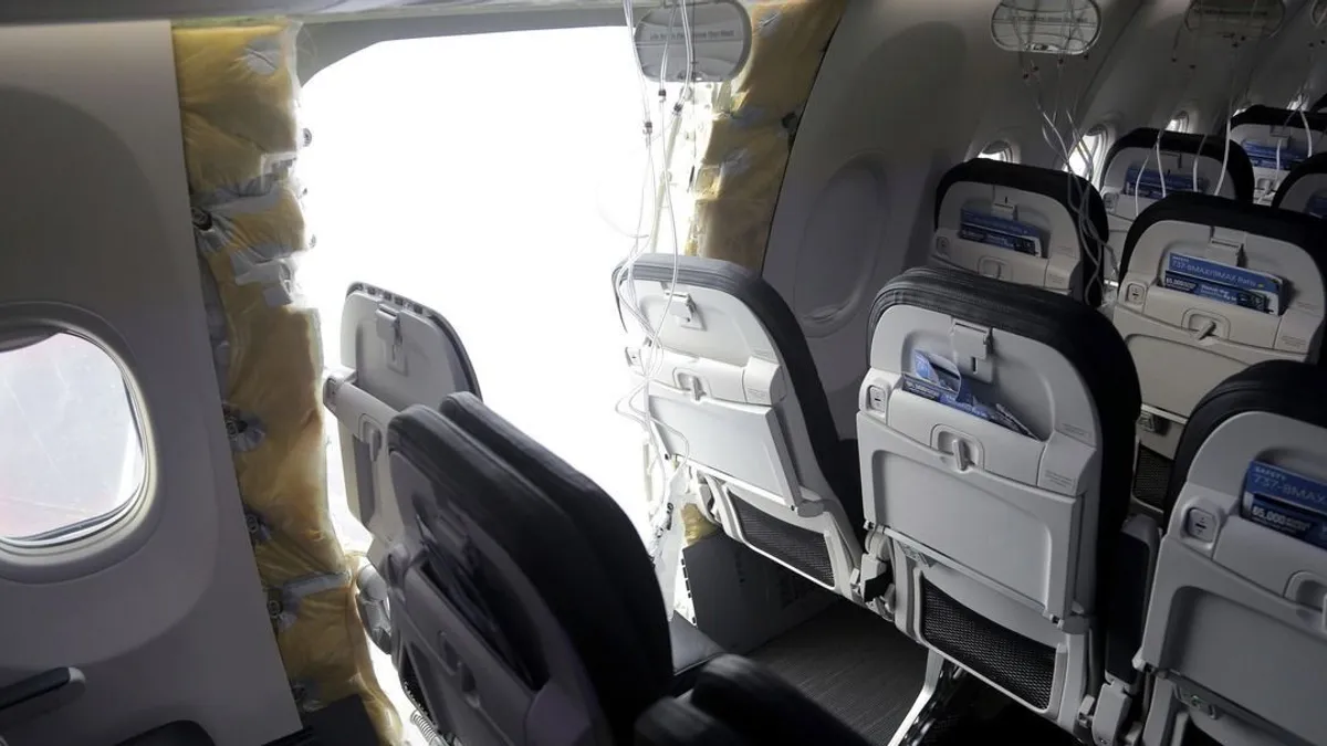 Újabb vérfagyasztó részletek derültek ki a Boeing repülőgépről, aminek kiszakadt az oldala - videó