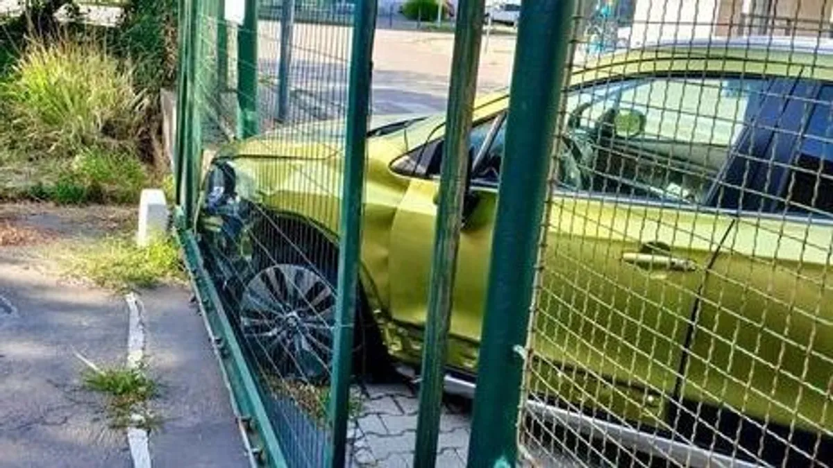 Nekihajtott autójával egy busznak és két autónak, majd fejjel betörte egy bank ajtaját egy férfi Nyitrában