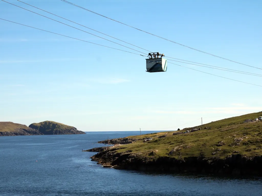 Egy apró sziget túlélésének kulcsa Írország egyetlen drótkötélpályája, dursey island cable car, durseyislandcablecar