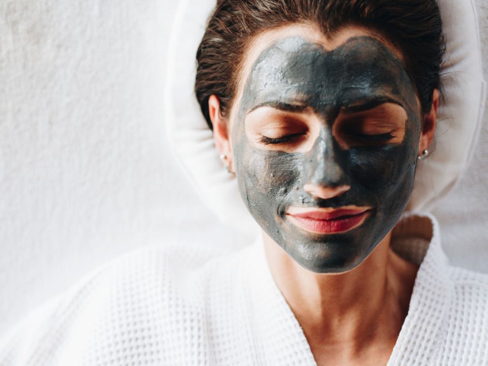 ápoljuk a bőrünket Woman,Relaxing,With,A,Charcoal,Facial,Mask