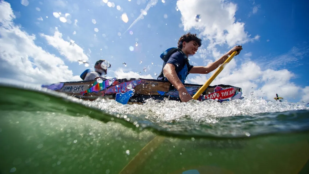 Képeken a nagy Salemi Papírhajó Regatta