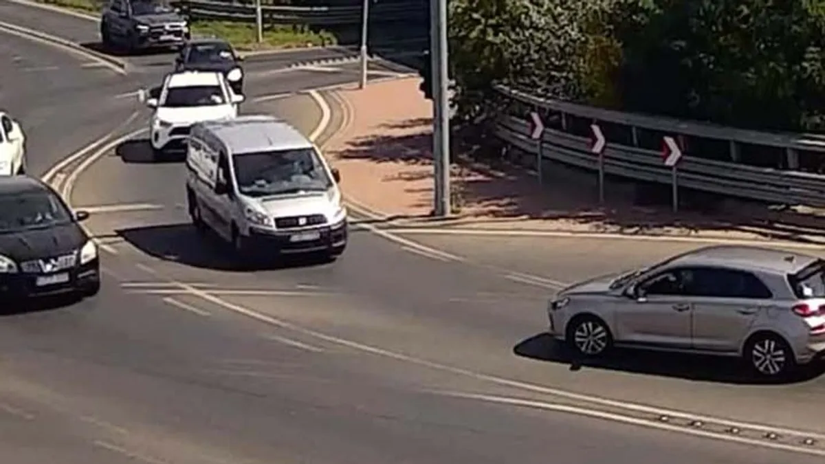 Egy autós képes volt eltévedni a budakalászi turbókörforgalomban, ettől teljesen leblokkolt - videó