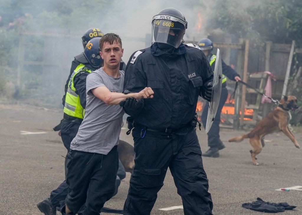 Police clash with far-right protesters in Rotherham