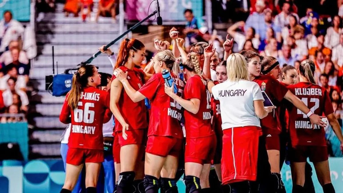 Két magyar csapat is olimpiai elődöntőért játszik, megkezdik szereplésüket a kajak-kenusok - napi program