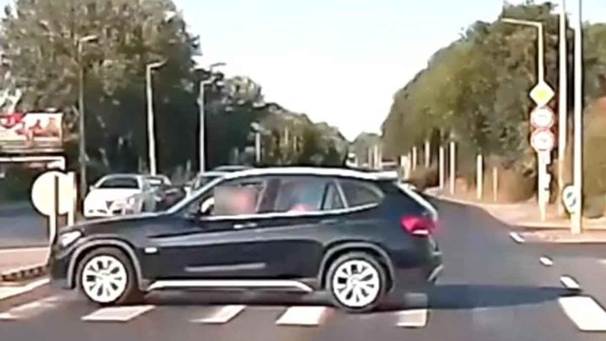 Gyalogosnak képzelte magát egy BMW-s a 6-os úton, gondolkodás nélkül áthajtott a zebrán - videó