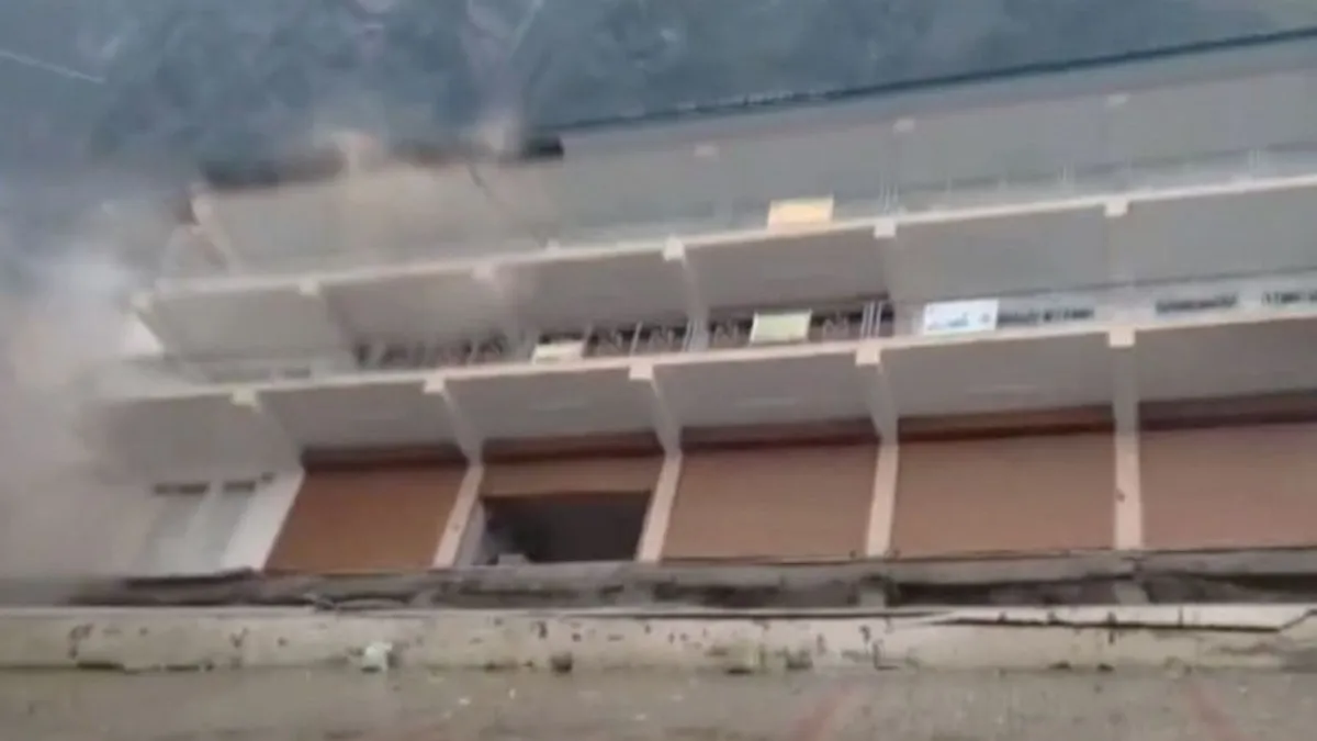 A folyóba dőlt egy négyemeletes ház Indiában - videó