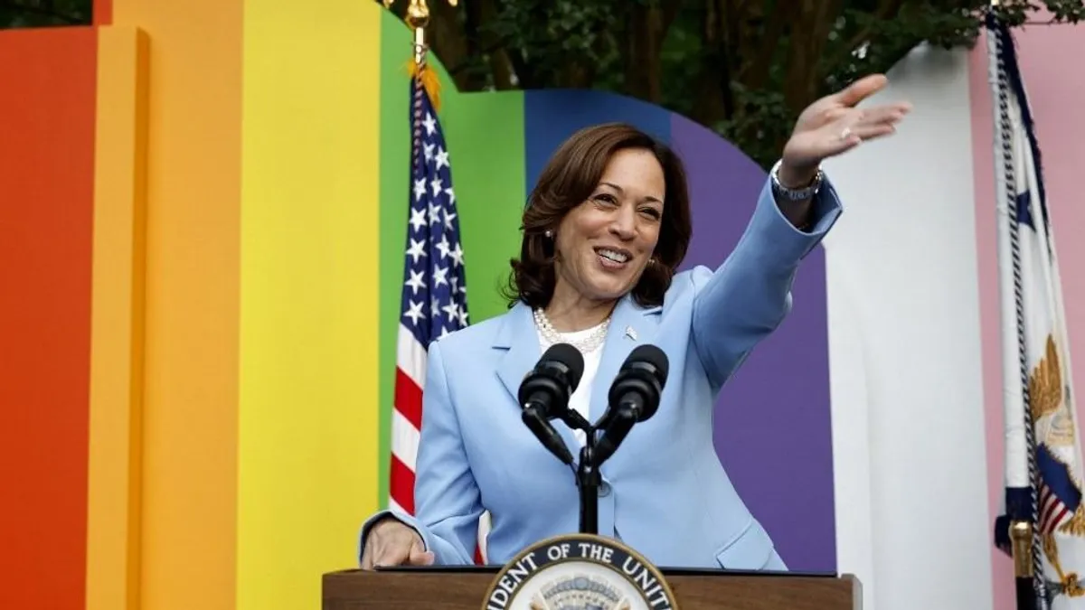 Kamala Harris nem is próbálja titkolni, hogy a transzneműséget igyekszik népszerűsíteni