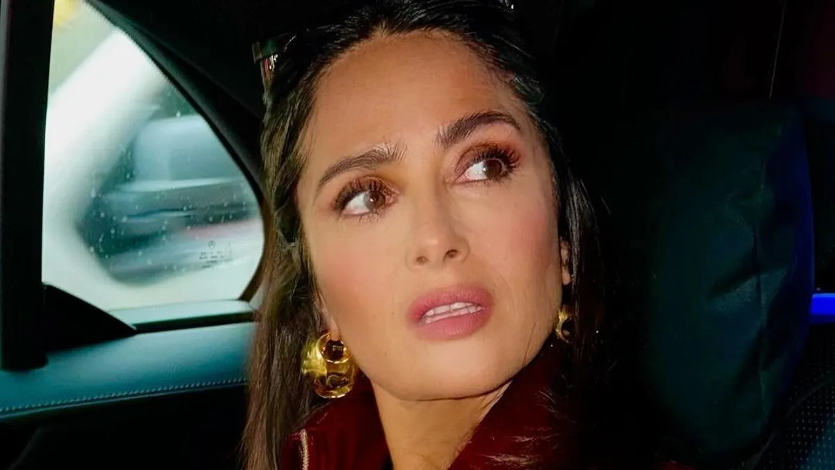 Kinőtték a vizes bikinit Salma Hayek hatalmas mellei - fotó, videó