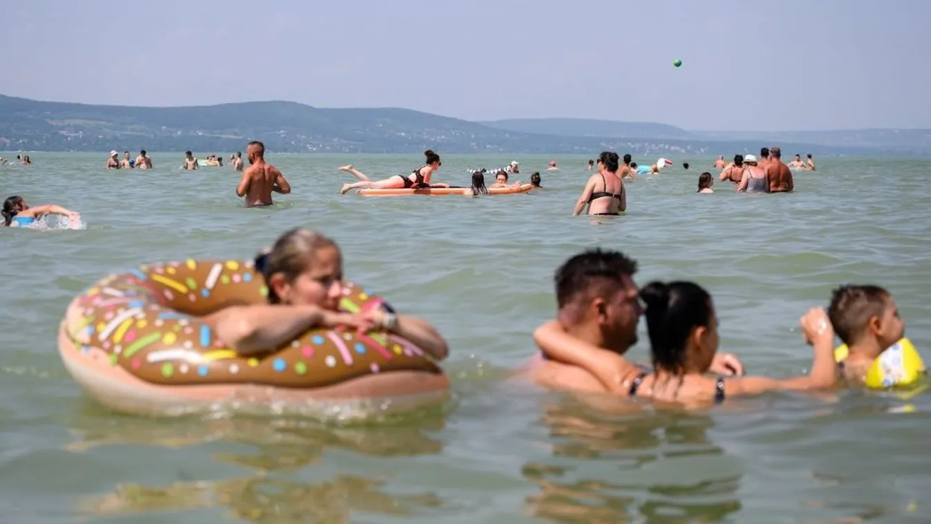 2024. július 12. Fürdőzők a balatonboglári Platán strandon 2024. július 12-én. MTI/Vasvári Tamás