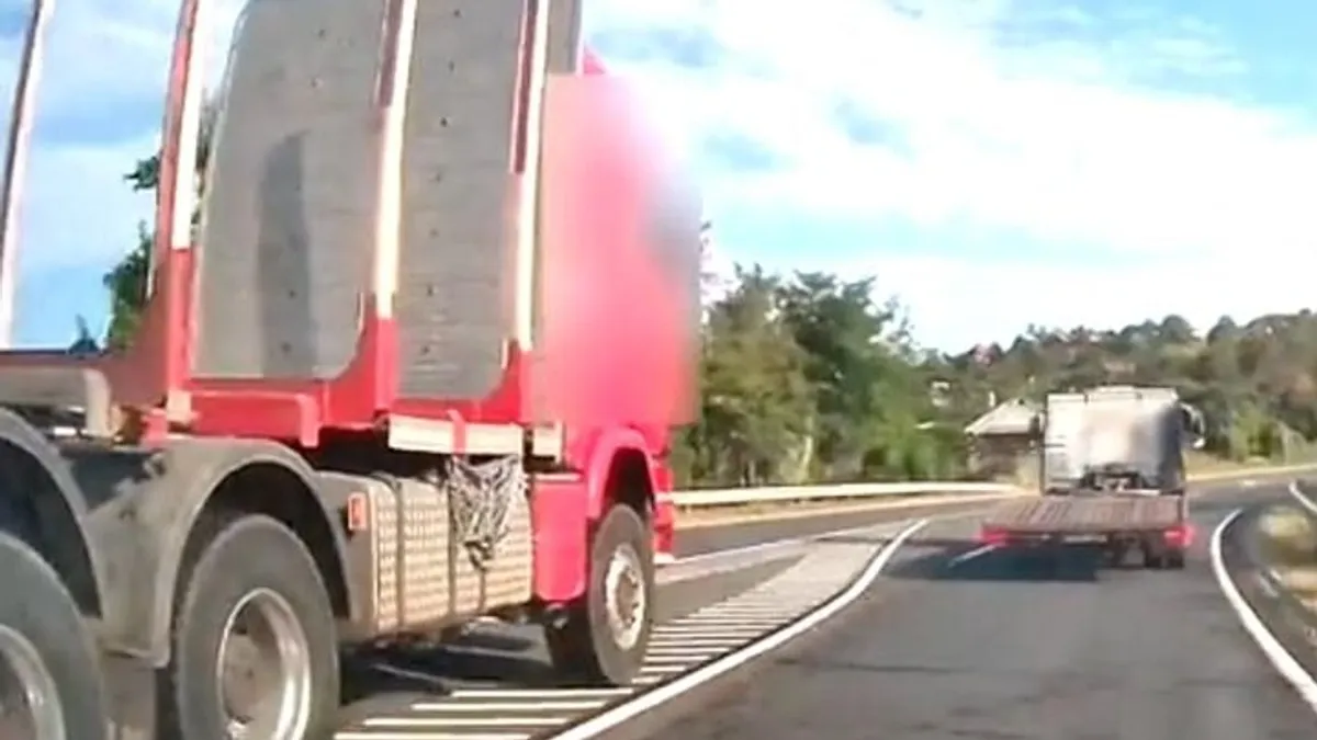 Őrült kamionos előzgetett a 2-es úton, akkor se fékezett, amikor kikanyarodtak elé - videó