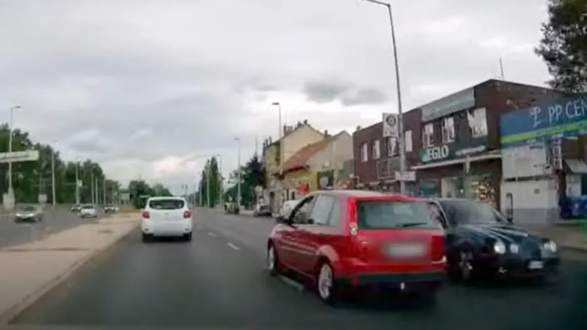 Forgalommal szemben ment egy Jaguar a Szentendrei úton