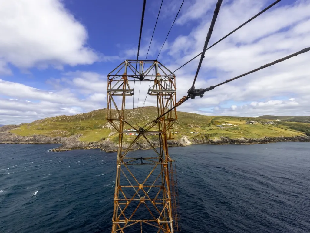 Egy apró sziget túlélésének kulcsa Írország egyetlen drótkötélpályája, dursey island cable car, durseyislandcablecar