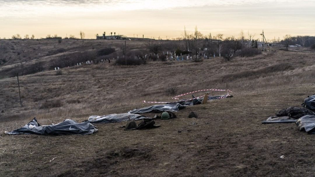 Halottak, leszakadt, végtagú, katonák, síró, árva, gyermekek,  ukrajnai, háború. borzalmai, 
