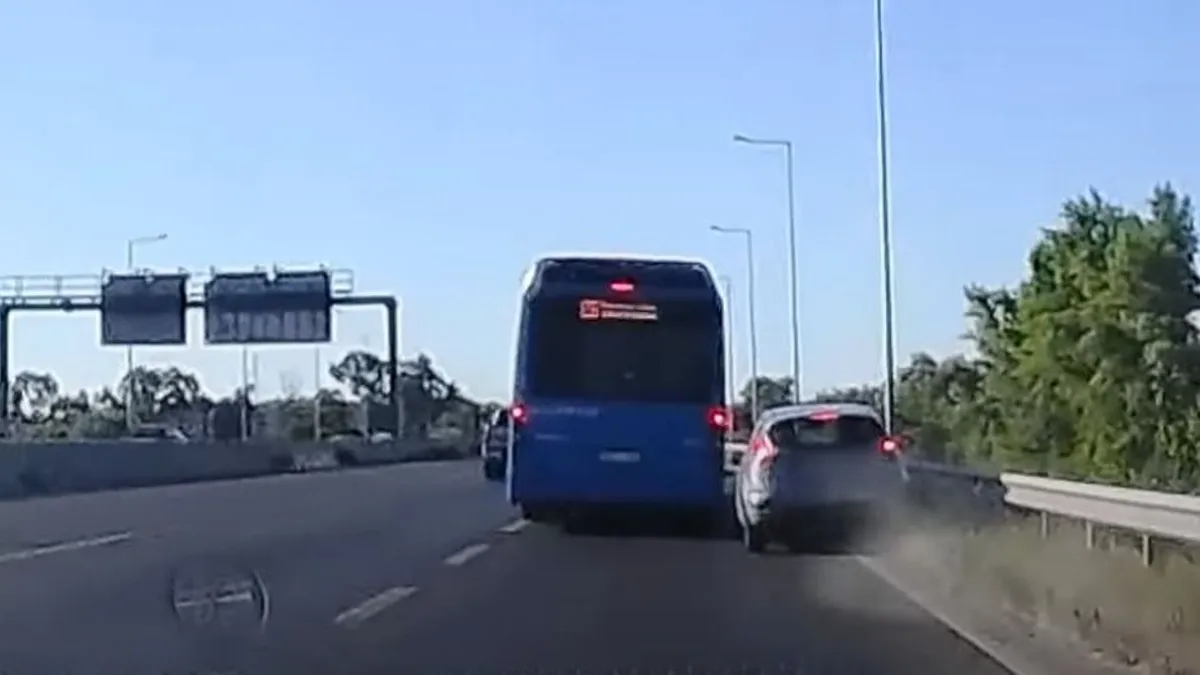 Ezt nézni is rossz: ráhúzta a kormányt a buszos a kisautóra az M5-ös autópályán