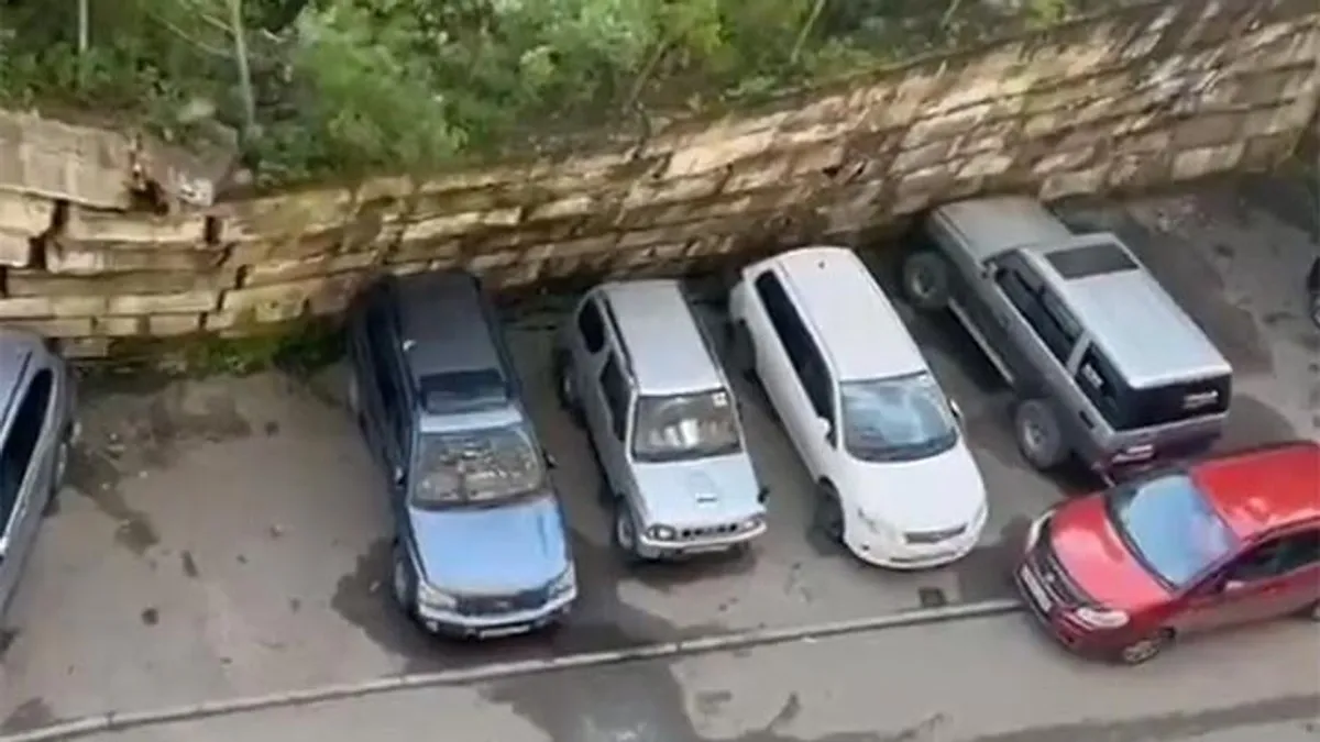 Leparkoltak a szokott helyükre, mire felébredtek, egy halom ócskavasat találtak a kocsijuk helyén - videó