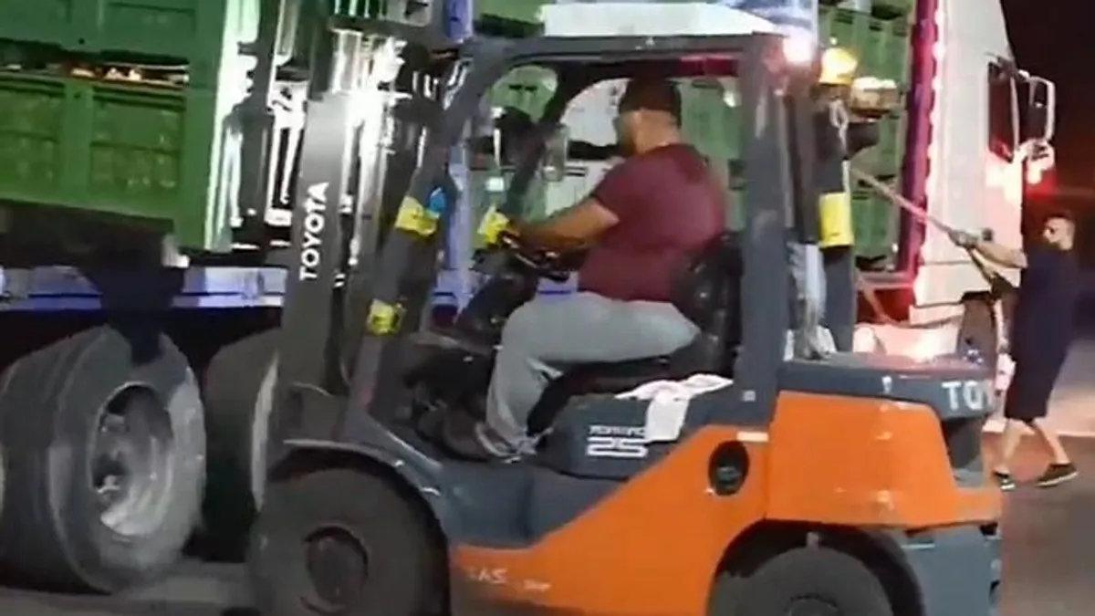 Ahogy ez a targoncás lepakolja az árut a kamionról, az a szakma lélegzetelállító csúcsa - videó