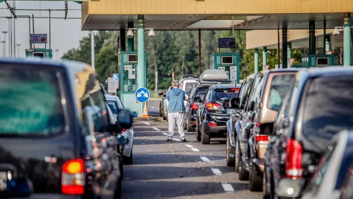 A röszkei határátkelő mától hosszabb nyitvatartási idővel üzemel