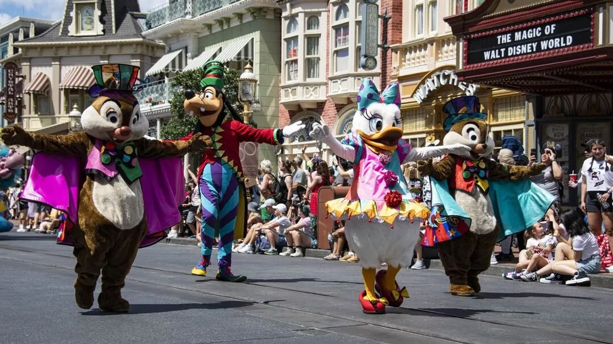 Azt hitték lövöldöznek, kitört a pánik a Disney egyik vidámparkjában - videó