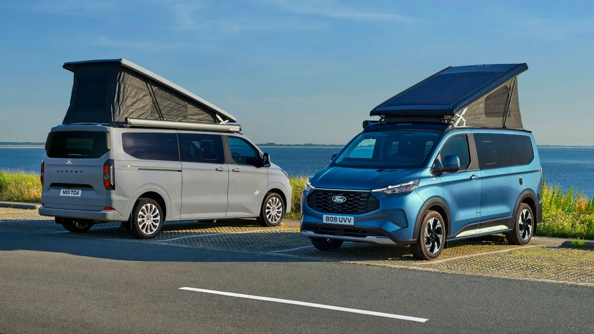 Plug-in hajtással, SUV-körítéssel és hosszú tengelytávval is választható a Ford lakóautója