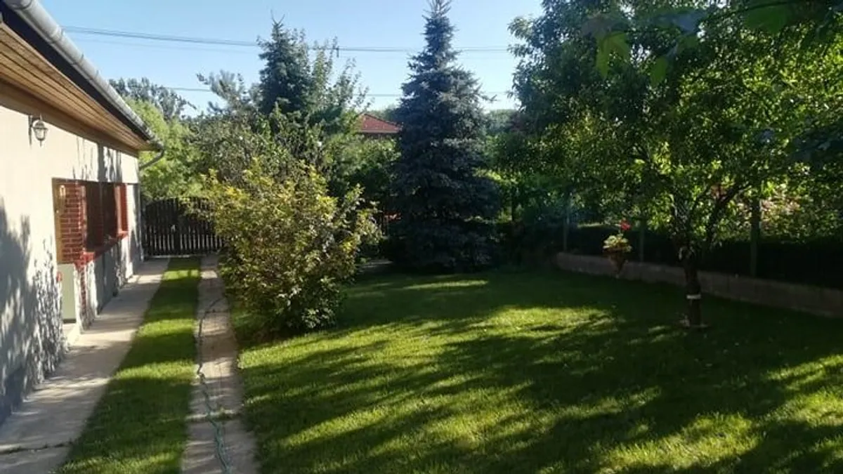 Tökéletes családi házra vágyik? Itt van egy, az erdő mellett!