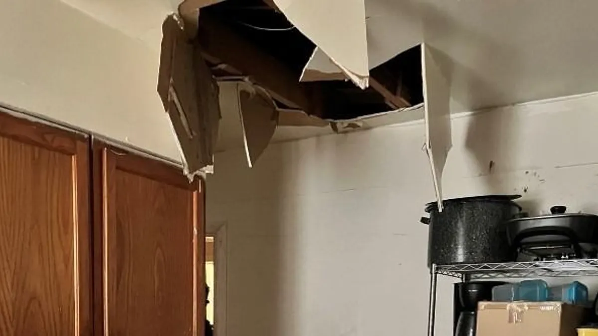 Úgy fogtak el egy gyilkost, hogy leesett a padlásról, ahol bujkált