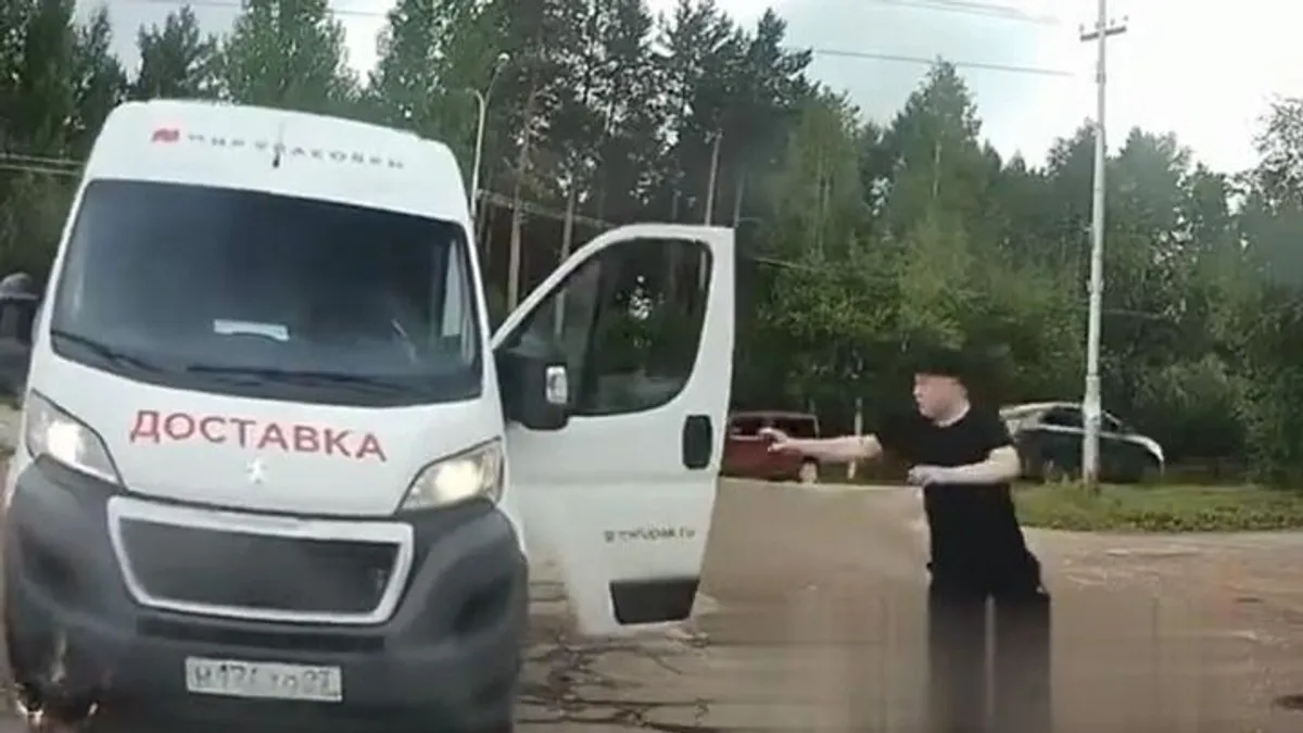 Erre nem sok esély volt: előbb beletolattak a kocsijába, aztán jött a hihetetlen ráadás - videó