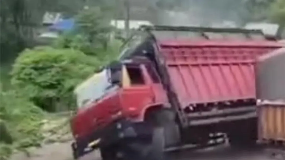 Rengeteg teherautóst intéz el az elátkozott emelkedő, sorra borulnak árokba a sofőrök - videó