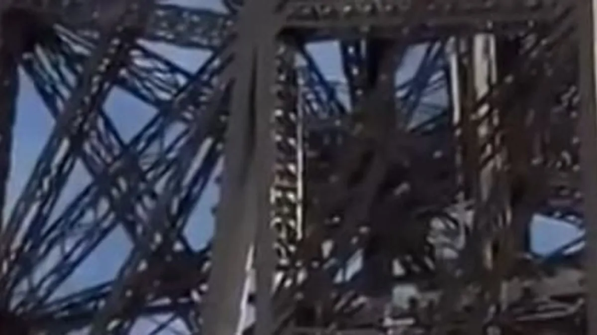 Egy férfi megpróbált felmászni az Eiffel toronyra