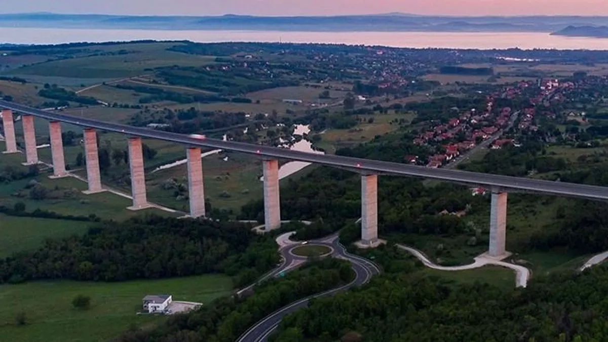 Két hétre lezárják a Kőröshegyi völgyhidat, mindenkit leterelnek az M7-esről