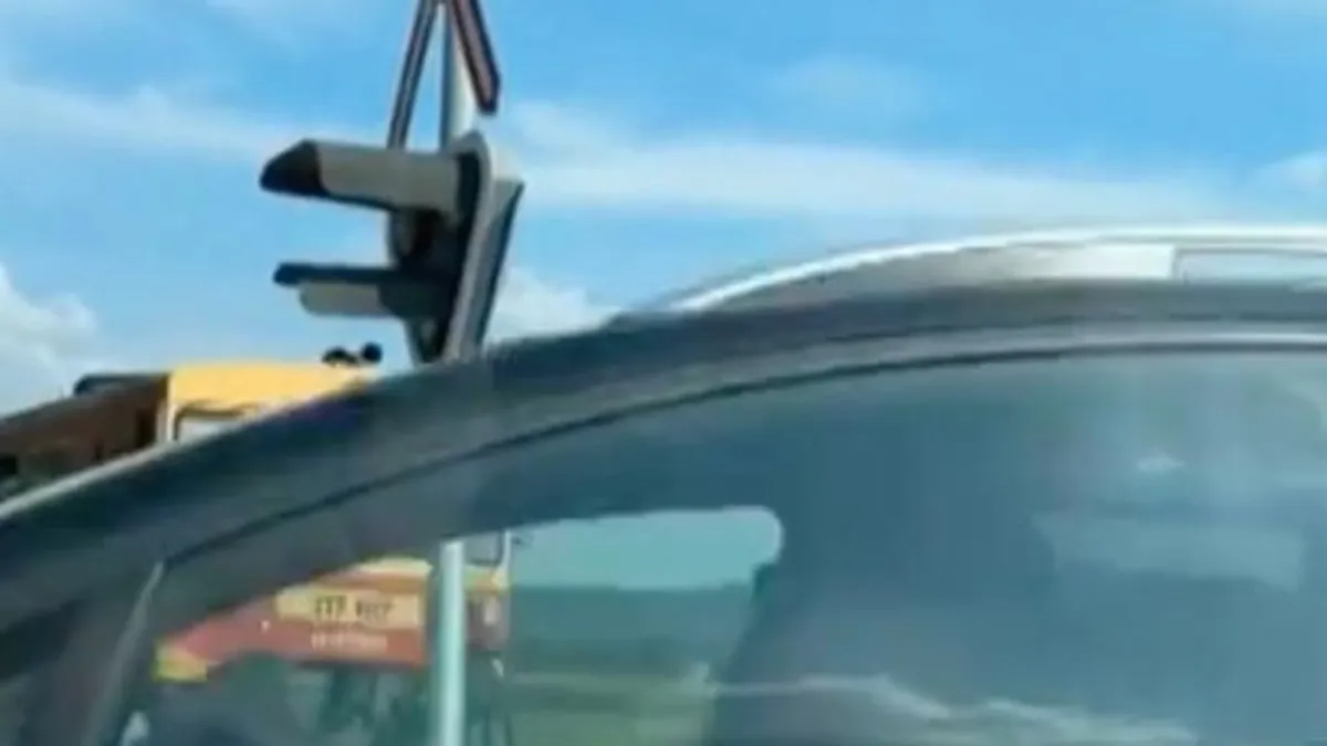 Az utolsó pillanatban hajtott át a vonat előtt egy ámokfutó autós Váralján - videó