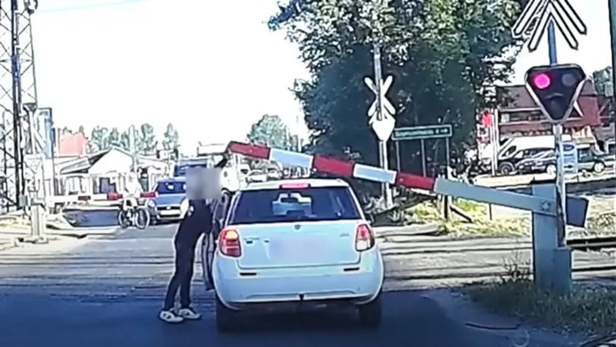 Óriási hibát követett el a suzukis bácsi a vasúti átjáróban, csak egyvalaki segített neki