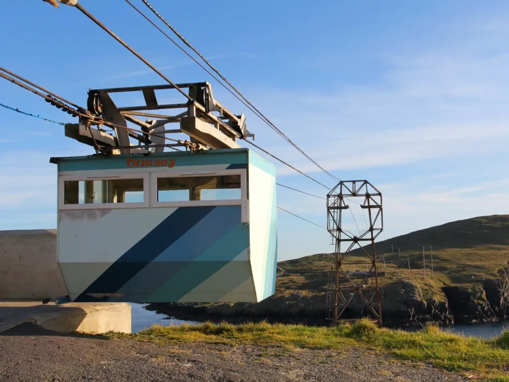 Egy apró sziget túlélésének kulcsa Írország egyetlen drótkötélpályája, dursey island cable car, durseyislandcablecar