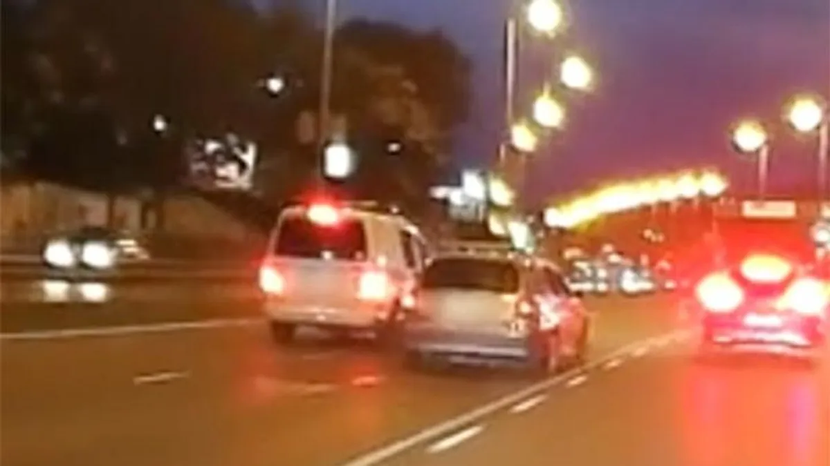 Óriásit büntetőfékezett egy rendőrautó az M1-M7 bevezetőjén, a rendőrség is felháborodott - videó