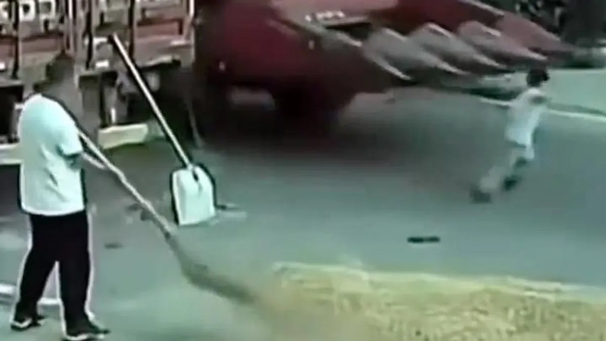 A szülők szeme láttára rohant a munkagép elé a gyerek, a következő pillanat igazi csoda volt - videó
