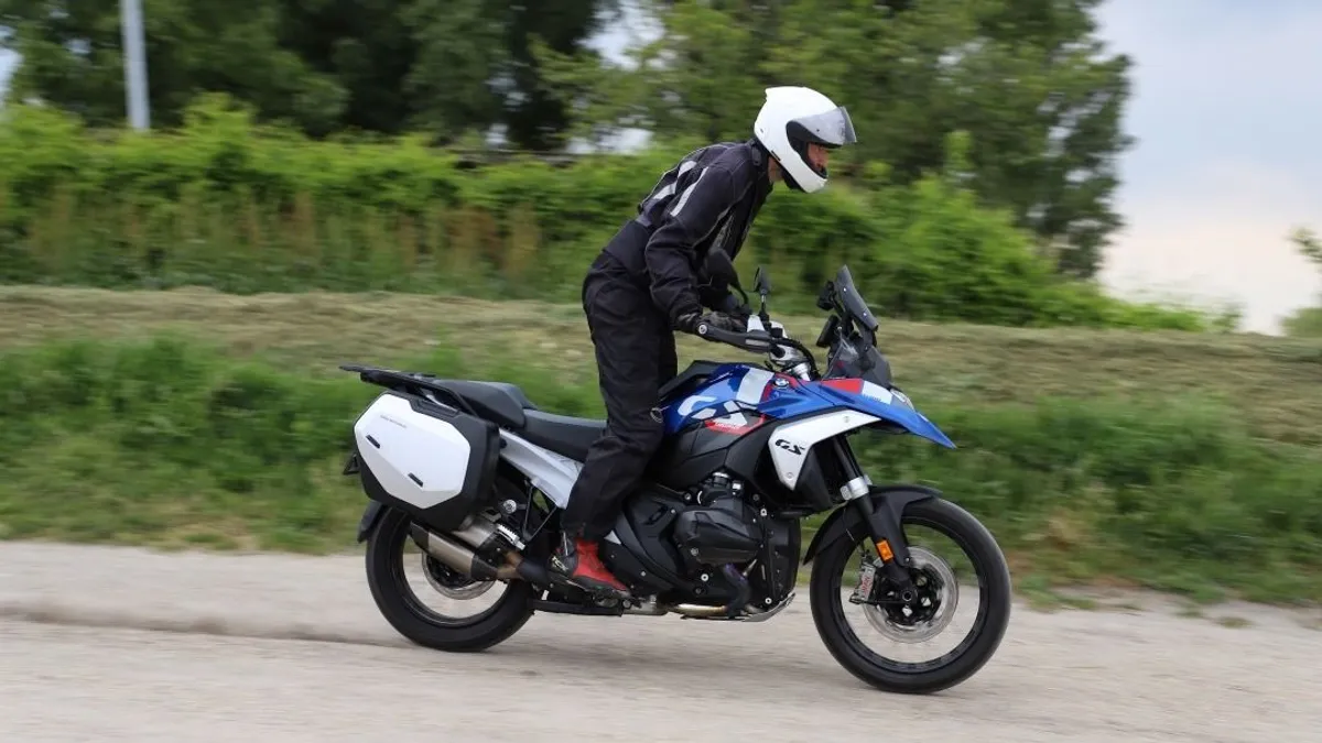 Óriásit esett a motoros kaszkadőr a Holland Nagydíjon - videó